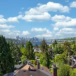 Rooftop Patio With Waterview, Private Garden & Grill 3Br 3Ba- Modern Cityscape