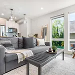 Rooftop Patio With Waterview, Private Garden & Grill 3Br 3Ba- Modern Cityscape
